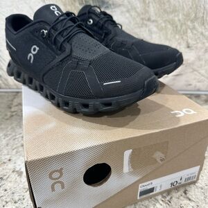 On Running CLOUD 5 SIZE 10  Men's Black Athletic Shoes